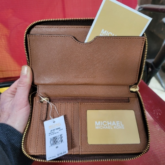 NEW!! Michael Kors JET SET zip around phone wallet wristlet in Brown - Picture 2 of 5